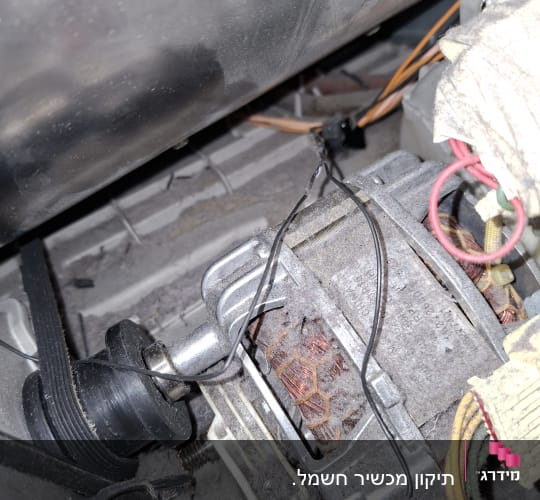חלקים פנימיים של מכשיר חשמלי עם חוטים